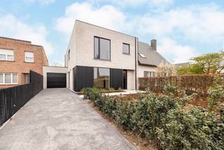 Volledig afgewerkte nieuwbouwwoning (e-peil < 10!) met 3 slaapkamers, 2 badkamers, garage en tuin, gelegen op een centrale ligging in Nijlen! <br /><br />Indeling GLV: inkomhal; apart toilet met handenwasser; lichtrijke en ruime leefruimte met zicht op voor-en achtertuin; geïnstalleerde keuken; aanpalende berging voor stockage; toegang naar de garage met automatische poort, achterdeur en mogelijkheid tot aansluiting WM/DK (24m²). <br /><br />1V: nachthal met sfeerverlichting; technische berging + wasplaats; 2 ruime slaapkamers; badkamer bevat toilet, douche en lavabo; masterbedroom met dressingruimte en ensuite badkamer met bad, douche, dubbele lavabo en toilet. <br /><br />De woning is volledig geschilderd en voorzien van lichtarmaturen (binnen en buiten), kortom volledig instapklaar! <br />De voortuin is aangelegd en omheind met oprit naar de garage; achteraan mooi terras en volledig privatieve tuin met zicht op groen. <br /><br />Algemeen: <br />- E-peil < 10 = geen betaling van onroerende voorheffing gedurende 5 jaar <br />- Vloerverwarming in ganse woning (ook in slaapkamers) <br />- Ventilatie D+ , 3 dubbele beglazing , regenwaterrecup <br />- 3 fase voorzien in garage <br />- Beschikbaar bij akte <br /><br />Bekijk zeker de 360° rondgang via onze website (+ mogelijkheid tot opmeten en ontmeubelen).<br />Alle attesten zijn beschikbaar onderaan op onze website. <br />Voor meer info of een bezoek: 0472 22 22 44 of thanee@solittvastgoed.be.