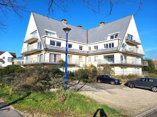 Ruime studio met rustige ligging op het derde verdiep van de residentie Porto Fino te koop.<br />Deze op te frissen studio is gelegen in de exclusieve Sint-André wijk van Oostduinkerke, pal aan de duinen en vlakbij het strand.<br />Indeling: inkom, woonkamer die uitgeeft op het terras, keuken, badkamer met douche en toilet en een ruime kelderberging.<br />Mogelijkheid tot aankoop van een dubbele staanplaats aan de residentie.