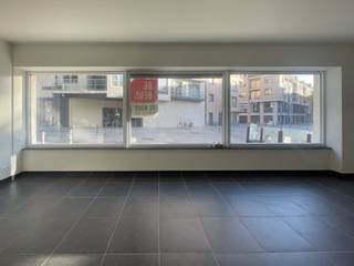 - Kantoor/ winkel met brede façade- Vlot bereikbaar - Instapklaar Dit kantoor is zéér goed gelegen in hartje centrum, op wandelafstand van het...