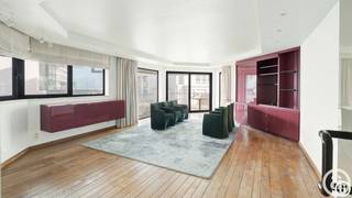 Situé dans la prestigieuse résidence New Gallery, qui bénéficie d'un emplacement exceptionnel sur la plage d'Albert et d'une magnifique vue sur la mer, cet appartement spacieux et lumineux comprend trois chambres à coucher à part entière et une salle de bains.<br /><br />Le vaste espace de vie baigne dans la lumière naturelle et crée un cadre de vie agréable et confortable, avec la mer en toile de fond. La résidence allie style, qualité et emplacement exceptionnel, à quelques pas de la plage, de la digue et du centre animé de Knokke.<br /><br />Pour plus de confort, il est possible d’acquérir une ou plusieurs places de parking. Un garage fermé est ainsi disponible au prix de 185 000 €, une double place de parking à 110 000 € par place ou une place en tandem à 140 000 €.<br /><br />Cet appartement constitue une excellente opportunité pour ceux qui recherchent une résidence secondaire de qualité en bord de mer ou une résidence principale élégante dans l’un des emplacements les plus prisés de Knokke.
