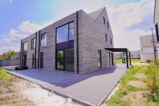 VERKOOP ONDER 2% REGISTRATIEDeze tot in de puntjes afgewerkte nieuwbouw woning is een mega ruime woning. De bouwheer zal ook nog de tuin, terras en...
