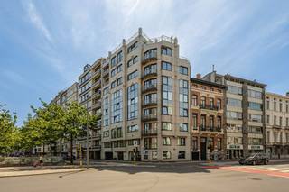 🎥 Videotour, grondplan, elektriciteitskeuring, asbestattest &amp; gunstig EPC alvast te bekijken via de Wellimmo-site (documenten)<br /><br />Op absolute toplocatie, recht tegenover het Stadspark, bevindt zich dit uitzonderlijke hoekappartement op de 3de verdieping (slechts 1 appartement per etage!) van een kleinschalig en verzorgd gebouw. Met een bew. oppervlakte van ca. 235m², een overvloed aan natuurlijk licht en meerdere terrassen van samen ca. 25m², combineert dit eigendom royale ruimtes met een panoramisch uitzicht op de groene long van Antwerpen.<br />Het appartement werd in '22-'23 gerenoveerd, met aandacht voor comfort, afwerking en kwalitatieve materialen. De indrukwekkende leefruimte baadt dankzij de hoekligging en de grote raampartijen de hele dag in het licht. Aansluitend bevindt zich een ruime, volledig uitgeruste keuken met een aangename eetruimte en een praktische indeling.<br />Met vier volwaardige slaapkamers, drie badkamers en meerdere toiletten biedt dit appartement uitzonderlijk veel ruimte voor een groot gezin of wie wonen en werken wenst te combineren. Verschillende slaapkamers beschikken bovendien over airconditioning, terwijl de ruime terrassen zorgen voor een aangename buitenbeleving midden in de stad.<br />Ook de ligging is een absolute troef. U woont hier op wandelafstand van winkels, restaurants, openbaar  vervoer en het bruisende stadscentrum, terwijl het Stadspark letterlijk aan uw voordeur ligt. Twee ondergrondse autostaanplaatsen zijn afzonderlijk mee aan te kopen als pakket (60.000€), een bijzonder waardevolle meerwaarde op deze locatie <br /><br />Troeven<br />• Topligging tegenover het Stadspark<br />• Luxueus hoekappartement met uitzonderlijke lichtinval<br />• 235m² bewoonbare oppervlakte + 25m² aan terrassen<br />• Gerenoveerd in 2022-2023<br />• Royale leefruimte met grote raampartijen<br />• 4 volwaardige slaapkamers /airco<br />• 3 badkamers en meerdere toiletten<br />• EPC-label B – 120 kWh/m²jaar<br />• Asbestveilig<br />• 2 ondergrondse autostaanplaatsen mee aan te kopen<br />• Uitstekende bereikbaarheid en alle voorzieningen op wandelafstand<br /><br />📞 Meer info of een bezoek?<br />Contacteer Wellimmo via 03/225.00.68 of info@wellimmo.net