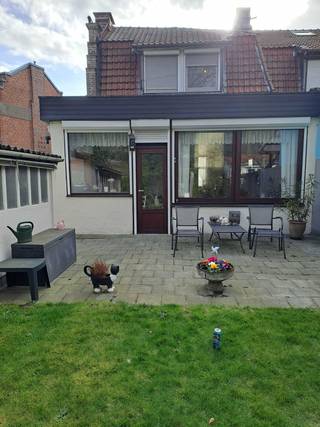 Half open bebouwing met voortuin,zij ingang voor fietsen,grote tuin oost-zuid gelegen.<br />Het is een authentieke woning in èèn van de rustigste en gezelligste straten uit de buurt.<br />Enkel wagens van de mensen die er wonen.<br />Volledig onderkelderd.<br />Grote gezellige leefruimte van 60 vierkante meter met open keuken.<br />Verwarming nog op gaskachels en airco.<br />Op de eerste etage twee ruime slaapkamers en een ruime badkamer.<br />Heel het huis is voorzien van dubbele beglazing met elektrische rolluiken.<br />Er zijn ook twee toiletten aanwezig.<br />Het huis is gelegen op 50m en 500m van scholen.<br />In de straat is een speelplein en achter de hoek nog èèntje.<br />Op 100m van de ingang van park rivierenhof.<br />In een straal van 1km bevind zich<br />Aldi<br />Lidle<br />Colruyt<br />Delhaize<br />Openbaar vervoer<br />Opritten snelweg.<br />Op een boogscheut van centrum Antwerpen.<br />Het huis is in zeer verzorgde staat,de gevel is gezandstraald.<br />Ideaal voor starters die nog enkele veranderingen willen doen naar hun eigen zin en financiele middelen.<br />Voor verdere info of afspraak kan u bellen naar nr 0495 57 52 16.<br />