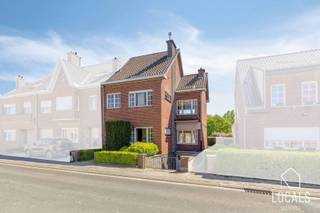 <p>Deze te moderniseren woning biedt heel wat potentieel en is ideaal voor wie op zoek is naar ruimte en mogelijkheden. Op het gelijkvloers vindt u een inkomhal, gezellige woonkamer, praktische bergruimte en een keuken.</p>
<p>Op de eerste verdieping bevinden zich een nachthal, drie slaapkamers en een badkamer. Via de vaste trap bereikt u de zolder, die perfect kan worden ingericht als extra kamer of hobbykamer.</p>
<p>Daarnaast beschikt de woning over een kelder met zowel bergruimte als een garageruimte. Buiten geniet u van een terras en een ruime tuin met een gunstige zuidoost oriëntatie, ideaal om van de zon te genieten. De tuin is bovendien bereikbaar langs de zijkant van de woning. Totale perceeloppervlakte: 10a 46ca.</p>
<p>De ligging is een absolute troef: gelegen in woongebied met deels natuurgebied, wat zorgt voor een blijvend groen en open zicht. Verder is de woning uitstekend bereikbaar met een bushalte op 100m, het station van Erpe-Mere op 750m en de oprit van de E40 op 850m. In de nabije omgeving vindt u ook diverse winkels (Carrefour, Aldi, bakker, …) en scholen.</p>
<p>De woning is uitgerust met centrale verwarming op aardgas. G-score: B – P-score: B. Dit pand is onderhevig aan de renovatieverplichting die door de Vlaamse overheid wordt opgelegd voor residentiële gebouwen. Meer informatie: www.energiesparen.be. Interesse? Contacteer ons voor meer informatie of een bezoek via 054 23 53 83 of info@localsvastgoed.be</p>