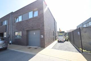 <span><span>Welkom in deze moderne halfopen huurwoning, perfect gelegen in een rustige <strong>doodlopende straat</strong>.<br /><br />Deze instapklare woning biedt een ideale combinatie van comfort en functionaliteit, met een slimme indeling die perfect is voor gezinnen of jonge professionals.<br /><br /><u>Indeling:</u><br />Gelijkvloers: Bij binnenkomst word je verwelkomd in de ruime inkomhal, die toegang biedt tot een apart toilet voor extra gemak. De <strong>ruime garage</strong> is ideaal voor het parkeren van je auto of als extra opslagruimte. De <strong>woonkamer </strong>is licht en luchtig, dankzij de grote ramen die zorgen voor veel natuurlijk licht. De <strong>open keuken</strong> is voorzien van moderne apparatuur en biedt voldoende ruimte om te koken en te entertainen. Vanuit de woonkamer heb je toegang tot de <strong>zonnige tuin</strong>, perfect voor gezellige barbecues of gewoon om te ontspannen.<br />Eerste Verdieping: Op de eerste verdieping vind je een praktische nachthal die leidt naar de verschillende ruimtes. Er is een <strong>berging </strong>voor extra opslag, een nette <strong>badkamer </strong>die van alle gemakken is voorzien, en <strong>twee comfortabele slaapkamers</strong>. <br /><br />Deze woning is gelegen in een rustige doodlopende straat, wat zorgt voor een veilige en kindvriendelijke omgeving. Je geniet van de rust en het groen in de buurt, terwijl je toch dicht bij lokale voorzieningen, scholen en openbaar vervoer bent.<br /><br /><u>Troeven:</u></span></span>
<ul>
	<li><span><span>Uiterst rustig gelegen;</span></span></li>
	<li><span><span>2 volwaardige slaapkamers;</span></span></li>
	<li><span><span>onderhoudsvriendelijke tuin.</span></span></li>
</ul>
<span><span>Huurprijs €875,00/maand.<br />Beschikbaar vanaf oktober 2026.<br /><br />Mis deze kans niet en neem vandaag nog contact met ons op voor meer informatie of een bezichtiging. Bel 051 50 11 51 of mail naar diksmuide@diksimmo.be.</span></span>