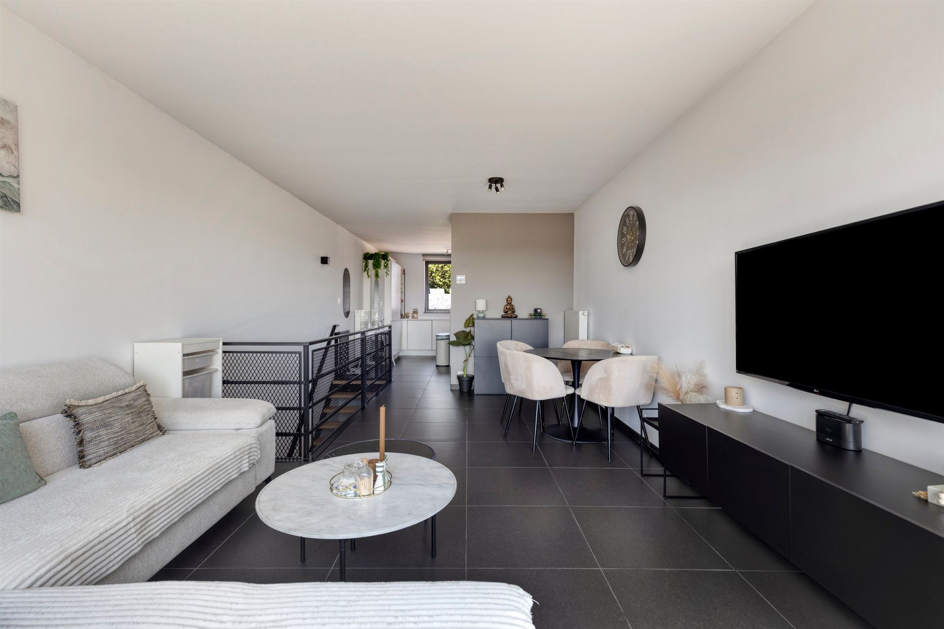 Duplex met 2 slaapkamers, terras en garage. - foto 4