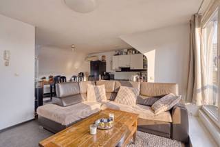 <p><span>Appartement 2 slaapkamers.</span></p><p><span>Indeling: 2de verdiep: inkomhal, woonkamer met open keuken en terras.</span></p><p><span>2 slaapkamers, badkamer en wc.</span></p><p><span>Mogelijkheid tot aankopen garagebox met kelders (+ 30.000 €).</span></p><p><span>Momenteel verhuurd. </span></p><p><span>Geen lift en geen maandelijkse lasten!</span></p><p><span>Gelegen vlakbij de kleuter, basis en middelbare school, op de invalsweg naar Halle en Tubeke, vlakbij openbaar vervoer, oprit ring.</span></p><p><span> </span></p>
