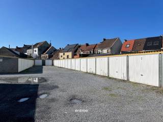 Garages (2,64m x 5,60m), voorzien van kantelpoort.<br />Ideale ligging nabij Gent-Zuid, bij openbaar vervoer (bus en tram voor de deur), winkels (supermarkt, apotheek, bakker,...), scholen,... en in de nabijheid van Gent centrum. <br />Vlakbij alle verbindingswegen (E17, E40, R4).<br />Perfect voor eigen gebruik of als investeringsvastgoed voor verhuur.<br /><br />De foto die wordt gebruikt is ter illustratie, de garages hebben allemaal dezelfde grootte.<br />Er zijn meerdere garageboxen te koop die zich naast elkaar bevinden.<br />Voor meer info of bezoek ter plaatse, bel Mathieu 0474 74 64 04.
