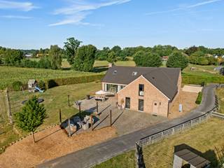 Villa moderne avec une surface habitable de 524m² sur un terrain d'environ 1ha avec dépendance d'environ 400m². La villa a été construite en 1980, mais récemment entièrement rénovée et rénovée! Bon score EPC de 49 kWh/m²/an (étiquette A). Elle comprend un salon spacieux, une cuisine ouverte spacieuse (cuisine à réaliser), 3 à 4 chambres à coucher, 1 salle de bain (possibilité de réaliser une 2ème salle de bain ainsi qu'une salle de douche supplémentaire, l'espace et les raccordements sont déjà prévus), 2 espaces bureau au rez-de-chaussée, une buanderie et suffisamment d'espace de rangement dans la maison. Sur le terrain, une dépendance d'environ 400m².<br /><br />En entrant dans le grand hall d'entrée avec toilettes pour invités, vous ressentirez immédiatement l'espace et la luminosité. Le salon dispose d'une belle salle à manger et d'un coin salon confortable. La cuisine ouverte est adjacente et doit encore être aménagée. Vous pouvez y faire votre propre chose! Adjacent à la cuisine se trouvent 2 espaces de rangement pratiques à utiliser comme garde-manger ou espace de stockage supplémentaire. Il y a également une cave d'environ 12m². Au rez-de-chaussée, 2 grands espaces bureau sont prévus mais peuvent également servir de chambre à coucher. À côté du hall d'entrée se trouve une buanderie spacieuse. Entrée arrière avec toilettes supplémentaires et espace séparé où vous pourriez éventuellement installer une douche.<br /><br />L'escalier en béton vous mène à l'étage. La chambre principale se trouve à l'arrière droit de la villa et bénéficie de placards encastrés supplémentaires et d'espace pour créer une salle de bains attenante. En outre, 2 chambres d'enfants très spacieuses et une salle de bain avec douche, baignoire, double lavabo et armoires de rangement.<br /><br />Le jardin est agréable grâce à son orientation sud et à sa vue dégagée. Sur le terrain se trouve une dépendance d'environ 400m².<br /><br />Caractéristiques exceptionnelles:<br />- Emplacement calme et rural avec une vue magnifique et situé au bout d'une impasse!<br />- Vide sanitaire sous la maison et cave d'environ 12m²<br />- Chauffage par le sol et refroidissement par pompe à chaleur disponible à la fois au rez-de-chaussée et au premier étage, chauffage et refroidissement par une unité de climatisation économe en énergie au premier étage.<br />- Bonne étiquette EPC A<br />- 2 citernes d'eau de pluie de 10 000 litres chacune ainsi qu'un puits de 200m de profondeur<br />- panneaux solaires de 12kVa<br />- enceintes acoustiques invisibles stealth acoustic intégrées, magnifiques pour écouter de la musique de cette manière dans la maison!