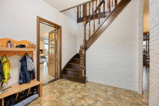 <p><strong>Unieke open bebouwing nabij het centrum van Hofstade</strong><br />Ontdek deze unieke open bebouwing, gelegen in een rustige straat nabij het centrum van Hofstade. Deze woning combineert de charme van klassieke architectuur met moderne upgrade, waardoor het de ideale thuisbasis is voor gezinnen en iedereen die op zoek is naar een ruime en veelzijdige woonruimte.</p><p><strong>Warme leefruimte met polyvalente aanbouw</strong><br />Bij binnenkomst wordt u verwelkomd in een lichte inkomhal, compleet met een apart toilet. De ruime leefruimte straalt warmte en gezelligheid uit, en vloeit naadloos over in de eetkamer, wat de perfecte setting creëert voor gezellige avonden met vrienden en familie. De aangrenzende aanbouw biedt een polyvalente ruimte die ideaal is als bureau, hobbyruimte of speelkamer. Met een prachtig uitzicht op de omringende tuin wordt deze ruimte een fijne plek om te ontspannen of creatief bezig te zijn.</p><p><strong>Functionele keuken met tuincontact</strong><br />De afgesloten keuken ligt in direct contact met de tuin, wat het ideaal maakt voor het bereiden van maaltijden en het genieten van buiten dining tijdens de warmere maanden. Via de hal heeft u toegang tot de kelder, waar u extra opslagruimte vindt, evenals de garage. Deze garage/fietsenberging is voorzien van een nieuwe secundaire poort en sluit aan op een handige wasplaats.</p><p><strong>3 à 4 slaapkamers en uitbreidingsmogelijkheden</strong><br />Deze woning beschikt over 3/4 ruime slaapkamers, waarvan de hoofdslaapkamer is uitgerust met een ensuite badkamer. De tweede badkamer is toegankelijk vanuit de nachthal, wat het praktisch maakt voor gezinsleden of gasten. Een bureau, momenteel ingericht als strijkkamer, biedt veelzijdige gebruiksmogelijkheden. Daarnaast is er een polyvalente kamer die als wellnessruimte is ingetekend bij de bouwplannen; deze kan eenvoudig worden omgevormd tot een vierde slaapkamer, met de mogelijkheid om een dakterras toe te voegen. <br />De dakverdieping, momenteel in gebruik als berging, biedt veel potentieel voor extra kamers of opslag.</p><p><strong>Volop genieten van de tuin rondom</strong><br />Naast de ruime indeling en praktische opzet, heeft deze woning ook een leuke tuin die rondom de woning ligt. Dit zorgt ervoor dat u volop kunt genieten van de buitenruimte, perfect voor ontspanning of buitenactiviteiten met het gezin.</p><p><strong><br />Interesse? Plan vandaag nog uw bezoek</strong><br />Kortom, deze charmante open bebouwing biedt alles wat u nodig heeft voor comfortabel wonen in een gewilde buurt. Bent u geïnteresseerd in deze woning? Neem dan gerust contact op voor meer informatie of om een bezichtiging te plannen. U kunt ons bereiken via e-mail op nico@altro-vastgoed.be. Mis deze kans niet om hier uw droomhuis te verwerven! RICHTPRIJS 649.000 EURO - BESCHIKBAAR BIJ AKTE</p>