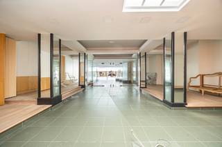 <p><strong>Te renoveren handelspand met woonst en tuin gelegen op een uiterst gunstige commerciële ligging in de hoofdwinkelstraat van Geel. Mogelijk project voor afbraak en wederopbouw. </strong></p>
<p><u><strong>Ligging</strong>:</u><span> </span> <br />Pal in het centrum in de hoofdwinkelstraat.</p>
<p><u><strong>Indeling</strong>:</u> <br />Gelijkvloers: portaal met etalages, commerciële ruimte, kitchenette, toilet, tuin.<br />Verdieping: te renoveren woonst met verschillende ruimtes.</p>
<p><u><strong>Omschrijving</strong>:</u><br />Via de grote etalage loopt u binnen in de handelsruimte, vroeger ingericht als handtassenwinkel. Lopen we verder, komen we in de lichtrijke achterbouw welke dienst deed als opslag en werkruimte. Daarnaast vinden we een klein kitchenette<span> en aanpalend toilet.<br /></span><br />Met een vaste trap bereiken we de eerste verdieping waar zich meerdere te renoveren ruimtes bevinden. <br /><br />Kortom, een prachtig verbouw of renovatieproject op toplocatie in Geel.<br />Dit eigendom bevindt zich in het Gemeentelijk Ruimtelijk Uitvoeringsplan Geel. Vraag zeker uw inlichtingen mbt mogelijkheden voor afbraak en wederopbouw.<br /><br /><strong><span>Extra :</span></strong><br />Achteraan in de diepe tuin kan ontsloten worden voor voetgangers via het 'postpad'. <br /><br /><strong><span>Bijzondere informatieplicht</span><em><span>:</span></em><span> </span></strong><span> </span>in aanvraag</p>
