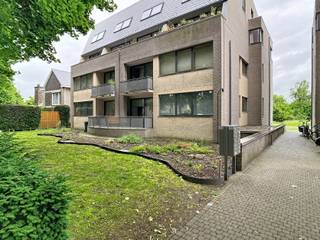 <p>Cet appartement prêt à emménager à louer à Malines bénéficie d'un emplacement privilégié à proximité du centre-ville tout en profitant d'un environnement verdoyant et paisible. Son agencement bien pensé, ses espaces lumineux et ses équipements pratiques en font un lieu de vie particulièrement agréable.</p><p></p><p>Dès l'entrée, vous découvrez un hall accueillant avec placard intégré, idéal pour le rangement du quotidien. Celui-ci mène vers un vaste séjour baigné de lumière naturelle offrant suffisamment d'espace pour aménager confortablement un salon et une salle à manger. La cuisine ouverte s'intègre harmonieusement à l'espace de vie et contribue à la sensation d'ouverture et de convivialité. Une buanderie attenante complète l'ensemble avec les raccordements prévus pour une machine à laver et un sèche-linge.</p><p></p><p>Depuis le séjour, vous accédez directement à une agréable terrasse où vous pourrez profiter des beaux jours en toute tranquillité.</p><p>L'appartement dispose de deux chambres confortables pouvant répondre à différents besoins, que ce soit comme chambres, bureau ou espace polyvalent. Le hall de nuit dessert une salle de bains spacieuse équipée d'une baignoire, d'une douche, d'un toilette et d'une double vasque. Un toilette séparé est également présent, apportant un confort supplémentaire au quotidien.</p><p></p><p>Au sous-sol, un local à vélos commun est mis à disposition des occupants. À l'arrière du bâtiment, vous bénéficiez également d'une possibilité de stationnement.</p><p>L'emplacement constitue un atout majeur. Vous profitez ici d'un cadre de vie calme et verdoyant tout en restant proche des commerces, des écoles, des transports en commun, des restaurants et du centre animé de Malines. Cette situation permet de combiner parfaitement tranquillité et accessibilité.</p><p></p><p>Vous recherchez un appartement avec 2 chambres, terrasse et situation centrale à Malines ? Contactez-nous pour obtenir davantage d'informations ou organiser une visite via www.living-stone.be! </p>