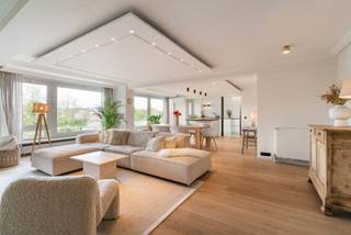In een verzorgd en recent gemoderniseerd gebouw bevindt zich dit stijlvol en tot in de puntjes afgewerkt appartement, waar luxe en comfort...