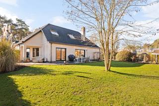 Deze ruime villa in de Europese Wijk biedt niet alleen een warme thuis voor uw gezin, maar beschikt ook over de ideale configuratie voor een vrij beroep of een zelfstandige activiteit aan huis.<br />Een Indeling met Visie<br />De woning onderscheidt zich door twee aparte leefruimtes, wat unieke mogelijkheden biedt. Gebruik de ene ruimte als sfeervolle privé-living en richt de tweede in als een representatieve praktijkruimte, kantoor of ontvangstruimte. Dankzij de doordachte indeling kunt u werk en privé perfect gescheiden houden, terwijl u toch geniet van het comfort van thuis.<br />Een indeling die verrast<br />Bij binnenkomst in de centrale inkomhal ervaart u direct de ruimtelijkheid van de woning. De linkervleugel herbergt een indrukwekkende, nok-hoge leefruimte met een sfeervolle houtkachel – de ideale plek voor ontspanning. Hier bevindt zich tevens een volwaardige gastenkamer met eigen badkamer.<br />De leefruimte in de rechtervleugel is strak afgewerkt met een moderne gietvloer. De eetkamer en het tweede salon (eveneens met houtkachel) sluiten aan op de hoogwaardig ingerichte halfopen keuken. Met een ontbijtbar en topapparatuur oa inductieplaat, stoomoven, koffiemachine, waterfilter,… is dit een droom voor elke hobbykok. Praktische ruimtes zoals de wasplaats met zij-ingang en de inpandige garage met automatische poort maken het wooncomfort compleet.<br />Luxueus rustpunt op de verdieping<br />Via de eyecatcher in de leefruimte – de open trap in groen marmer – bereikt u de nachthal. Hier bevinden zich drie ruime slaapkamers, stuk voor stuk voorzien van maatkasten en airco (warm/koud). De hoofdbadkamer is uw privè-wellness met een vrijstaand ligbad, een riante inloopdouche en een dubbel wasmeubel.<br />Buitenleven in alle privacy<br />De villa is volledig georiënteerd op de centrale patio met jacuzzi, die zowel via de linker- als rechtervleugel bereikbaar is via grote schuiframen. De omheinde tuin met dubbel terras biedt de nodige rust en privacy in deze residentiële toplocatie.<br />Technische troeven:<br />•Vloerverwarming <br />•Airco-units in de gehele woning.<br />•Hoogwaardige materialen zoals marmer en gietvloeren.<br />•Zonnepanelen met batterij en warmtepompboiler