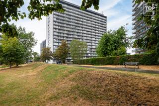 Dit mooi appartement heeft 2 slaapkamers, een ruim balkon met een fantastisch uitzicht op de stad en is gelegen op een TOP locatie! Het heeft eveneens een uitstekende EPC score.<br />Dit appartement aan deze scherpe instelprijs is een uitzonderlijke opportuniteit!<br /><br />Op amper 10 minuten fietsen bevindt zich het historisch centrum van de stad. De dichts bijzijnde supermarkt ligt werkelijk achter de hoek. <br />Als je even wil genieten van de natuur kan dat dat onmiddellijk in het Groenevalleipark. Ook de Watersportbaan en het recreatiedomein de Blaarmeersen liggen op fiets - en wandelafstand. <br />Aangezien zowel winkels en scholen op wandelafstand bereikbaar zijn is het voor deze locatie absoluut niet noodzakelijk om in het bezit te zijn van een wagen.<br />Het openbaar vervoer zorgt voor een ideale verbinding naar zowel het centrum Gent als het station Gent St- Pieters en Gent Dampoort.<br />Doch is er met de auto een zeer goede verbinding met de R4 en de stadsring. Op 5 minuten rijden heb je aansluiting met de E17 en de E40.<br /><br />Het appartement zelf bevindt zich op de 6de verdieping. De inkomhal brengt je naar de ruime leefruimte. Aansluitend bevindt zich de aparte keuken met toegang tot het terras met een fenomenaal uitzicht. Zalig om lekker lang te genieten met vrienden en familie in de buitenlucht.<br />Verder is het appartement voorzien van 2 aparte slaapkamers, badkamer en toilet.<br />Tevens is er een extra bergruimte voorzien in de kelder.<br /><br />Dit appartement heeft alle troeven in huis om er een gezellige thuis van te maken!<br /><br />De maandelijkse syndic kosten bedragen 170 Eur.<br /><br />Deze opportuniteit is er ééntje voor de snelle beslisser en ideaal voor wie in de rand van Gent wil wonen en alles dichtbij wil hebben.<br /><br />Beschikbaar bij akte.<br /><br />Interesse in deze TOPPER? Contacteer dan snel Topvastgoed voor een bezoek op het nummer 0475 700 700