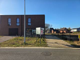 Woonproject Gabriëlsdijk / 1-Meilaan bestaat uit 9 zeer energiezuinige nieuwbouwwoningen en 1 bouwgrond, rustig gelegen nabij alle faciliteiten en op 900 m van de Markt, op fietsafstand van recreatie- en natuurpark Keiheuvel, en met een vlotte verbinding naar de omliggende gemeentes Mol, Meerhout, Ham, Lommel en Leopoldsburg.<br /><br />De woning is reeds afgewerkt en geschilderd. De tuin werd reeds omheind en het terras en de oprit werden aangelegd. Instapklaar en snel beschikbaar !<br /><br />LOT 10:<br /><br />Via de inkomhal, met gastentoilet en vestiaireruimte, komt u in de open leefruimte welke opgedeeld is in een zithoek, eethoek en een open keuken, uitgerust met een vaatwasser, combi-oven, koelkast, Bora inductievuur met geïntegreerde afzuiging, spoelbak en een composieten werkblad. Verder is er een berging.<br /><br />Dankzij de 2 grote schuiframen geniet u aangenaam veel lichtinval in de leefruimte, en dankzij de ideale ZW oriëntatie geniet u bovendien van veel zon in de tuin.<br /><br />Op de verdieping geeft de nachthal uit op 3 slaapkamers (waarvan één met ruimte voor een dressing), een badkamer (douche en dubbele wastafel), en een apart nachttoilet.<br /><br />Naast de woning kan er optioneel en mits meerprijs een carport of garage voorzien worden.<br /><br />De kwalitatief gebouwde en volledig afgewerkte woningen (1 OB en 8 HOB) hebben bewoonbare oppervlaktes van 120 tot 171 m² en tellen 3 of 4 slaapkamers. Eén lot wordt als bouwgrond voor een OB met bouwvergunning aangeboden. De perceeloppervlaktes variëren tussen 308 en 582 m². <br /><br />De woningen zijn doordacht en uiterst energiezuinig (BEN norm) gebouwd met o.a. vloerverwarming en -koeling, warmtepomp, zonnepanelen, ventilatiesysteem type D, regenwaterrecuperatie, ... . Het E-peil zal maximaal E20 bedragen, waardoor u gedurende 5 jaar geniet van een vrijstelling van onroerende voorheffing.