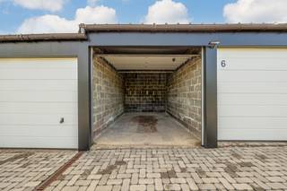 <p><span>Deze onmiddelijke beschikbare garagebox vormt een zorgeloze, toekomstgerichte investering. </span><span>Via de camera’s ter plaatse hebt u als eigenaar zicht op de nieuwe, waterdoorlatende oprit nieuwe sectionale poort (Hörmann). Het nieuwe dak met 4 cm isolatie en automatische verlichting met bewegingsmelder, verhogen het gebruikscomfort. De garages zijn bijna 2,8 meter breed bij 5,20 meter diep. Ze worden vooral gebruikt voor het stallen van voertuigen en beschikken over een nieuwe sectionale poort (Hörmann). Met het oog op de toekomst liggen er koperen elektriciteitsleidingen tot in iedere garage. Wie besluit een laadpaal te zetten, kan daardoor elektrisch opladen. De garages in de Van Fraechemstraat +15 liggen in een blauwe parkeerzone. De parkeerdruk in de omgeving is vrij hoog en neemt toe. Volgens het Vlaams Gewest steeg de bevolking in Machelen met ongeveer 17,2% tussen 2011 en 2021. De maandelijkse algemene kosten belopen nu 5,4 euro per box per maand, inclusief elektriciteit, onderhoud en verzekering.</span></p>