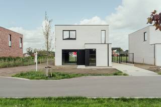 <strong>Nog één woning beschikbaar. </strong>Deze vrijstaande woning in verfijnd moderne stijl (lot 2) is gebouwd en de ruwbouw is volledig klaar.<br /><br />Nu kies jij nog zelf de binnenafwerking en kan je al binnen enkele maanden verhuizen.<br /><br />De woning biedt alles voor comfortabel wonen: een lichtrijke, open leefruimte, ingerichte eilandkeuken en badkamer, drie ruime slaapkamers, carport, oprit en een omheinde tuin.<br /><br />Je woont in een rustige, verkeersluwe nieuwe wijk aan Koningsstoel/Heiken, vlak bij de dorpskern van Sint-Lenaarts, het centrum van Brecht en alle nodige voorzieningen.<br /><br />Ook energetisch zit je goed, met de nieuwste technieken voor verwarming, koeling en ventilatie.<br /><br />Kom deze woning ontdekken. Plan vandaag nog je bezoek.<span> </span>