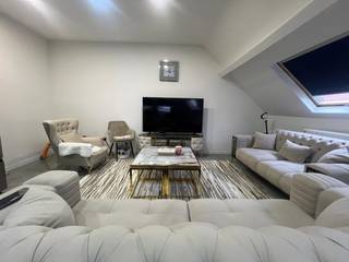 Groot gerenoveerd hoekpand met 3 aparte entiteiten – ideaal als investering!Dit volledig gerenoveerde hoekpand bestaat uit een gezinswoning,...