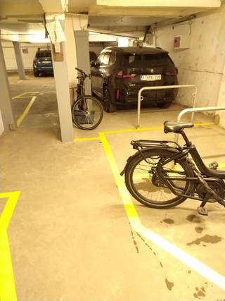 Driedubbele / Dubbele / grote garagestaanplaats (5 meter breed vooraan), oppervlakte 55 m².<br />Toegang via sectionale elektrische poort.<br />Gelegen in een gebouw met 40 staanplaatsen Diercxsensstraat 17-19 te 2018 Antwerpen, naast “den Bell”, achter een appartementsgebouw.<br />Ze is met een muur afgeschermd van de 39 andere plaatsen, ze kan ook voorzien worden van een wand met deur voor volledige afscheiding tot een grote of kleinere box, dit is voorzien in de statuten van de VME.<br />De indeling voor gebruik kan op 3 wijzen. <br />Optie 1 : 1 auto en 5 x tweewielersvakken met een aparte toegang naar de 5 aparte (bak)fiets-moto plaatsen. <br />Optie 2 : 2 auto’s kan op 2 manieren : ofwel 2 auto’s achter elkaar en 2 x tweewielersvakken met aparte open toegang ofwel 2 auto’ naast elkaar en 4 tweewielersvakken, maar met een minder open toegang waardoor niet evident voor aparte verhuring, maar volledig mogelijk bij globaal gebruik.<br />Optie 3 : 3 auto's, waarvan 2 achter elkaar) en 1 x tweewielersvak.<br />Op de plaatsen C,D,E kunnen meerdere fietsen staan, de plaatsen B en F zijn bedoeld voor 1 moto of (bak)fiets.<br />Er zijn 2 aparte voorzieningen voor elektriciteit met 2 aparte tussenmeters.<br />Elektrisch lade (auto, moto of fiets) via stopcontact kan via de tussenmeters. Het plaatsen van een laadpaal (tot 11 kWh) is mogelijk, de plaats ligt naast de verdeelkast voor de bekabeling.<br />Alle plaatsen zijn verhuurd, voor in totaal 395,57 euro/maand (167,65-57,24-55,00-52,68-33,00-30,00 euro). <br />Dit is 5,79% rentabiliteit bruto.<br />Jaarlijkse indexering is voorzien en de huren zijn opzegbaar met 3 maanden opzegtermijn.<br />In 2025 bedroegen de kosten voor de gemeenschap (VME) 325,00 euro voor brandverzekering, elektriciteit van de gemeenschap, syndicus en klein onderhoud.<br />In de vakken A,C,D,E,F in de zijmuur en in vak B in de vloer zijn stalringen bevestigd, voor beveiliging van (bak)fietsen en moto. De vakken C,D en E zijn nog afgeschermd door een beugel, waaraan fietsen ook kunnen beveiligd worden.<br /><br />