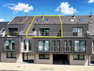LICHTRIJK duplex appartement met TWEE TERRASSEN in de dorpskern van Asper. Dit stijlvolle duplex appartement verwelkomt u met een aangename, grote leefruimte die dankzij de grote raampartijen baadt in natuurlijk licht. De praktische keuken sluit naadloos aan op de woonruimte en wordt aangevuld met een RUIME BERGING. Op de verdieping bevinden zich TWEE VOLWAARDIGE SLAAPKAMERS en een verzorgde badkamer, uitgerust met zowel een LIGBAD ALS DOUCHE. Extra comfort wordt geboden door een ZONNESCREEN aan het raam van de leefruimte, PRIVATE KELDERBERGING en twee zonnige terrassen waar u op elk moment van de dag heerlijk kan genieten Bovendien bestaat de mogelijkheid om een RUIME INPANDIGE GARAGE VAN CA. 40 M² bij te huren in dezelfde stijlvolle residentie. De ligging vormt een absolute troef: u geniet van een RUSTIGE WOONOMGEVING met een VLOTTE VERBINDING naar Gavere en Zingem, terwijl de nabijgelegen N60 een SNELLE BEREIKBAARHEID richting Oudenaarde en Gent garandeert.<br /><br />Adres: Steenweg 121 bus 2002 te Gavere<br /><br />EPC-Label A; Bestuursmaatregelen in maatregelenregister: neen.