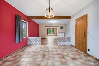 Reserveer uw bezoek voor zaterdag 30/05 via onze website www.polares.eu<br />Op zoek naar een ruime gezinswoning met een prachtige tuin en tal van mogelijkheden? Deze open bebouwing uit 1996 combineert comfort, ruimte en een uitstekende ligging op een royaal perceel van maar liefst 18a19ca.<br /><br />De woning is gelegen in het gezellige Veltem-Beisem, op wandelafstand van scholen en openbaar vervoer, en geniet bovendien van een vlotte verbinding naar belangrijke invalswegen. Een ideale locatie voor gezinnen die rustig willen wonen met alle voorzieningen binnen handbereik.<br /><br />Met een bewoonbare oppervlakte van 237 m² geniet u hier van aangename leefruimtes en een praktische indeling. Via de inkomhal komt u terecht in de gezellige leefruimte, waar raampartijen zorgen voor veel natuurlijk licht en een mooi zicht op de tuin. De aparte keuken beschikt over een aansluitende berging, ideaal voor extra stockage en praktisch gebruiksgemak.<br /><br />Op het gelijkvloers bevindt zich bovendien een dubbele inpandige garage, wat zorgt voor extra comfort en voldoende parkeermogelijkheden. De woning is deels onderkelderd.<br /><br />De bovenverdieping omvat een ruime masterbedroom met aansluitend een extra ruimte die verder afgewerkt kan worden tot een volwaardige dressing. Daarnaast zijn er nog twee volwaardige slaapkamers en een recent gerenoveerde badkamer die hedendaags comfort biedt.<br /><br />Buiten vormt het prachtige perceel zonder twijfel één van de grootste troeven van deze eigendom. De ruime tuin biedt alle mogelijkheden voor gezinnen met kinderen, tuinliefhebbers of wie graag in alle rust geniet van het buitenleven.<br /><br />Een ideale gezinswoning voor wie op zoek is naar ruimte, comfort en een uitzonderlijk perceel.<br />Meer info of een bezoek? contacteer Marijke: marijke@polares.eu of 0489/01.14.96