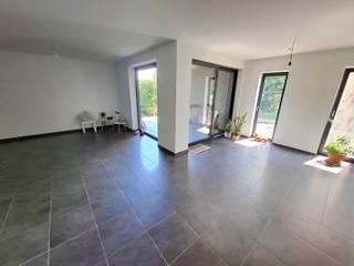 Prachtig gelijkvloers appartement te Geel bestaande uit: inkomhal, gezellige leefruimte met toegang tot terras en tuin, open geïnstalleerde keuken, berging/wasplaats, nachthal, apart toilet, 2 slaapkamers en badkamer met inloopdouche en dubbele wastafel.<br /><br />Het appartement beschikt over de nodige luxe zoals vloerverwarming, warmtepomp, zonnepanelen, ...<br /><br />Er kan gebruik gemaakt worden van een algemene fiestenberging en vuilbakkenlokaal.<br /><br />Carport verplicht bij aan te kopen (€ 12.500).<br /><br />Mogelijkheid om nog meerdere carports en/of een garage met berging en tuin op een achterliggend perceel bij aan te kopen.<br /><br />Stedenbouwkundige info in aanvraag.<br /><br />Contacteer ons kantoor voor meer informatie of een bezoek ter plaatse via 0471/605.314 of mail info@immo-b.be!