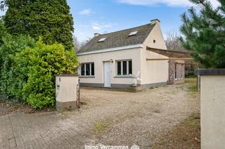 Te renoveren, charmante woning met 2 slaapkamers gelegen te Schriek, op de grens bij Tremelo, op een ruim perceel van 855 m2.Langs de voordeur komen...