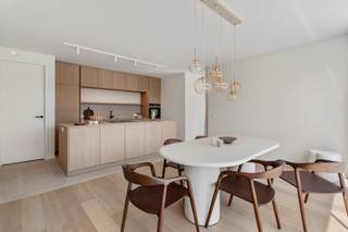 Cet appartement aux finitions luxueuses fait partie de la nouvelle construction AQUILO à Sint-Idesbald. <br /><br />Le caractère économe en énergie est déterminé par des panneaux solaires individuels par appartement, une isolation étendue et une pompe à chaleur ainsi qu'un système de ventilation équilibré D. Les surfaces spacieuses soulignent le cachet luxueux des appartements.<br />Découvrez une opportunité exclusive de vivre au cœur de Saint-Idesbald, où confort moderne et style de vie élégant se rencontrent. <br /><br />L'appartement est situé au deuxième étage et se compose comme suit:<br />Entrée avec toilette et débarras, séjour lumineux avec cuisine ouverte, 2 chambres, 1 salle de bain, terrasse exposée sud-ouest et grenier spacieux de rangement.<br /><br />Achat obligatoire du stationnement et du rangement au sous-sol non inclus dans le prix. <br /><br />Surface appartement: 123,51 m²<br />Surface terrasse: 20,10 m²<br />Surface grenier: 20,84 m²<br /><br />Vous souhaitez plus d’informations ou un rendez-vous à notre agence? Contactez-nous sans engagement au 058 62 27 51 ou thijs@vlaemynck.be