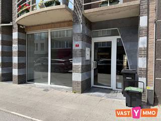 <p><span>Handels-/ kantoorruimte van 116 m² op toplocatie in hartje Brasschaat. </span></p><p><span>Bent u op zoek naar een uitstekend gelegen handels- of kantoorruimte met maximale visibiliteit? Dan is dit commercieel gelijkvloers van 116 m² precies wat u zoekt. Gelegen in het centrum van Brasschaat, op een absolute toplocatie langs de Bredabaan, geniet dit pand van een uitstekende zichtbaarheid en een constante passage van zowel voetgangers als verkeer.</span></p><p><span>De bereikbaarheid is een extra troef. Op wandelafstand bevindt zich een openbare parking en ook langs de Bredabaan is er voldoende parkeergelegenheid. Bovendien ligt een halte van het openbaar vervoer op slechts 500 meter.</span></p><p><span> </span></p><p><span>De handelsruimte is praktisch ingedeeld en omvat:</span></p><p><span>Een ruime winkel- of handelsruimte van ca. 56 m² met een aantrekkelijke etalage.</span></p><p><span>Een achterruimte met toegang tot de technische ruimte.</span></p><p><span>Een afzonderlijk bureau van ca. 14 m².</span></p><p><span>Een stockage-/archiefruimte van ca. 16 m².</span></p><p><span>Een kitchenette van ca. 10 m², uitgerust met een spoelbak.</span></p><p><span>Een apart toilet.</span></p><p><span> </span></p><p><span>Dankzij de doordachte indeling en de uitstekende commerciële ligging is dit pand uitermate geschikt voor uiteenlopende handels- kantoor- of dienstverlenende activiteiten.</span></p><p><span> </span></p>