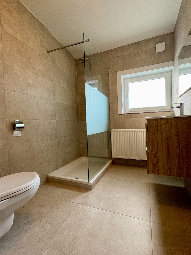 Compleet gerenoveerde woning met tuin en 4 slaapkamers in Tielt. - foto 2