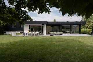 In the popular Rodenburg subdivision in Marke, this ready-to-move-in villa is located in an exceptionally quiet location in a cul-de-sac. Here you can enjoy a residential environment, lots of privacy and a sunny south-west-facing garden.The house was built in 1978 and thoroughly renovated and expanded in 2020. In addition, a strong focus was placed on contemporary home comfort and energy efficiency. For example, the house has solar panels, a home battery and a heat pump that can both heat and cool.Inside, the pleasant light is immediately noticeable. The recent extension with a kitchen forms the heart of the home and offers a beautiful view of the garden thanks to the large windows. The living areas fit together beautifully and create an open and inviting atmosphere.From the entrance hall, you can reach a separate office space, ideal for working from home. A few steps take you to the night area with three bedrooms, a bathroom and a separate shower room.This villa also has many practical advantages. The house has a full basement and has a garage, wine cellar and crawl cellar. The spacious driveway also offers space for several vehicles.The location is an absolute added value, close to schools, shops, AZ Groeninge and with an easy connection to the R8 and E17.This property is being sold via Pre-Sale. Visit on 21/6 and 25/6 Last visit on 27/6 - and bid time at 2 pm. More info via Matthias Vanneste: 0479 67 68 48.Register of measures: no