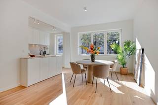 <p><span>Op een uitstekend bereikbare locatie in Antwerpen bevindt zich dit stijlvol gerenoveerde appartement in een kleinschalig en karaktervol gebouw. Het volledige gebouw, waaronder alle appartementen en de gemeenschappelijke delen, werd grondig gerenoveerd met bijzondere aandacht voor kwaliteit, lichtinval en hedendaags wooncomfort.</span></p><p><span>Bij het betreden van het appartement komt u binnen in een verzorgde inkomhal die toegang biedt tot de verschillende ruimtes. Het appartement beschikt over een ruime en lichtrijke leefruimte met mooie parketvloer en grote raampartijen. Hierdoor geniet de woonkamer van veel natuurlijk licht en ontstaat er een aangename, open sfeer. De moderne keuken sluit harmonieus aan bij de leefruimte en werd afgewerkt met kwalitatieve materialen en de nodige inbouwtoestellen.</span></p><p><span>Verder omvat het appartement twee volwaardige slaapkamers en een moderne badkamer met ruime inloopdouche, stijlvol lavabomeubel. Er is een aparte berging met de techniekene en aansluiting voor een wasmachine. De neutrale materiaalkeuzes en verzorgde afwerking zorgen voor een tijdloos geheel. Aan de achterzijde bevindt zich een aangenaam terras met een groen en rustig uitzicht, waar het heerlijk vertoeven is.</span></p><p><span>De appartementen op de eerste, tweede en derde verdieping hebben elk een bewoonbare oppervlakte van circa 90 m². Het gelijkvloerse appartement beschikt over een bewoonbare oppervlakte van circa 82 m².</span></p><p><span>Ook op technisch en energetisch vlak voldoet het appartement aan de hedendaagse verwachtingen. De elektrische installatie is conform, het appartement is asbestveilig en beschikt over een gunstig EPC-label B.</span></p><p><span>Een bijkomend voordeel van dit kleinschalige gebouw is dat er geen vaste gemeenschappelijke kosten zijn. Enkel het aandeel in de brandverzekering van het gebouw en het elektriciteitsverbruik van de gemeenschappelijke gang worden aangerekend.</span></p><p><span>De ligging vormt ten slotte een belangrijke troef. Het openbaar vervoer bevindt zich op wandelafstand en ook winkels, scholen, recreatiemogelijkheden en belangrijke invalswegen zijn vlot bereikbaar. Hierdoor is het appartement bijzonder geschikt voor wie comfortabel en centraal wil wonen met een uitstekende verbinding naar de stad en de omliggende gemeenten.</span></p><p><span>Aarzel niet om ons te contacteren voor meer informatie of een bezoek ter plaatse.</span></p>