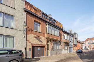 Deze karaktervolle en uitzonderlijk ruime woning van maar liefst 289m² bewoonbare oppervlakte werd steeds zeer goed onderhouden en biedt enorm...