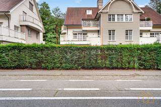 <p>Welkom in dit ruim, netjes afgewerkt appartement op de rand van de dorpskern van Kasterlee.</p><br /><p>Gelegen langs de Geelsebaan, naast de Keesesmolen, zit je ideaal om te genieten van het dorpsleven, de Kastelse horeca, bossen en velden.</p><br /><p>Er zijn 2 terrassen; vooraan en achteraan. Perfect om een evenwicht te vinden tussen zon, rust of uitzicht.</p><br /><p>De grote, open leefruimte is netjes afgewerkt. De keuken is voorzien van alle comfort. <br />De badkamer is ruim en compleet ingericht, en er is een extra gastentoilet. <br />In de hoofdslaapkamer is voldoende plaats voor een groot bed en een kast. De tweede slaapkamer leent zich perfect als logeerkamer, dressing of berging.</p><br /><p>In de kelder is een ruime afsluitbare garage, en ook een eigen berging van +/- 5m². Alles is vlot bereikbaar met lift of trap.</p><br /><p>Leuk om weten: </p><ul><li>Met EPC A ben je zeker van een lage onderhoudskost</li><li>Er zijn geen extra kosten voor syndicus te voorzien</li><li>Huur van garage is in prijs inbegrepen</li><li>Makkelijke inrit naar parkeergarage langs achterkant van het gebouw</li><li>Beschikbaar vanaf 1 december 2026</li></ul><br /><p>Zie jij hier een mooie gelegenheid om jouw leven nog mooier te maken? <strong>Vul dan nu het aanvraagformulier voor bezichtiging in</strong>!<br />Door de drukte op de huurmarkt kunnen afspraken voor huurpanden niet telefonisch worden ingepland.</p><br /><p>Heb jij plannen om jouw vastgoed te verkopen of te verhuren? Contacteer Nxxt Vastgoed voor een verkennend gesprek. We koppelen de mogelijkheden die jouw pand biedt aan jouw wensen.<br />Samen maken we van jouw vastgoeddroom een Succesvolle Nxxt Step!</p>
