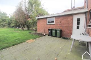 Deze ruime en lichtrijke woning is gelegen in Ieper en biedt alle comfort voor een gezin. Op het gelijkvloers bevindt zich een grote leefruimte...