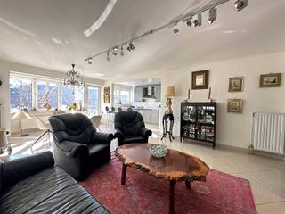 <p><span>Ruim gemeubeld appartement met zicht op het Zuidpark en aangenaam terras.</span></p>
<p><span> </span></p>
<p><span>Indeling: Men betreedt het appartement via de centrale inkomhal met gastentoilet. Vanuit de lichte leefruimte heeft men zicht op het Zuidpark. Aansluitend bevindt zich de open volledig uitgeruste keuken. De keuken beschikt over een gasvuur, een oven, een microgolfoven, een vaatwasmachine, een ijskast, een grill en een inbouwfrituur. In de berging naast de keuken staan de wasmachine, droogkast en een kleine diepvriezer. Beide slaapkamers (15 m2 en 9,5 m2) geven uit op het terras waar men van de namiddagzon kan genieten. De tweede slaapkamer heeft een sofabed. De ruime badkamer is voorzien van een dubbel wastafelmeubel, een jacuzzibad en een douche. </span></p>
<p><span> </span></p>
<p><span>Autostaanplaatsen te huur in publieke parking voor het gebouw - zonneschermen op de ramen van de leefruimte en keuken</span></p>
<p><span> </span></p>
<p><span>Het appartement is gelegen op het bruisende Zuid met gemakkelijke toegang naar de belangrijkste in- en uitvalswegen van Antwerpen!</span></p>
<p><span> </span></p>
<p><span> </span></p>
<p><span> </span></p>
<p><span> </span></p>
<p><span> </span></p>