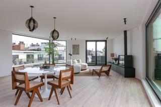 In het historische centrum van Gent bevindt zich dit uitzonderlijke duplex-penthouse op een absolute toplocatie, op wandelafstand van de Korenmarkt, het Sint-Baafsplein en de beroemde Gentse torens. Dankzij de drie terrassen geniet u hier van een uniek panoramisch uitzicht over de stad.<br /><br />Bij het binnenkomen wordt u verwelkomd in een stijlvolle inkomhal met ruime opbergmogelijkheden. De lichtrijke leefruimte straalt elegantie uit en sluit naadloos aan op de volledig uitgeruste designkeuken. Via het grote schuifraam bereikt u het eerste terras, waar u in alle rust kan genieten van het uitzicht op de stad.<br /><br />Verder beschikt het appartement over drie bijzonder ruime slaapkamers en een luxueuze badkamer uitgerust met een dubbele lavabo, ligbad en royale inloopdouche. Eén van de slaapkamers beschikt bovendien over een eigen badkamer met inloopdouche en lavabo.<br /><br />Op de bovenverdieping bevindt zich een indrukwekkende tweede leefruimte met gashaard. Deze ruimte wordt omringd door twee extra terrassen, waardoor u op elk moment van de dag kan genieten van zon, rust en een uitzonderlijk uitzicht.<br /><br />Troeven:<br />• EPC-label A<br />• Mobi-score 9,5/10<br />• Exclusief duplex-penthouse<br />• 3 Ruime slaapkamers<br />• 2 Luxe badkamers<br />• Designkeuken volledig uitgerust<br />• Tweede leefruimte met gashaard<br />• 3 Terrassen met panoramisch uitzicht<br />• Uitzicht op het Belfort, Sint-Baafskathedraal en Stadhuis<br />• Absolute topligging in de Kuip van Gent<br /><br />Dit unieke penthouse combineert luxe, ruimte en een ongeëvenaard uitzicht op de Gentse skyline. Een zeldzame opportuniteit voor wie op zoek is naar exclusief wonen op één van de mooiste locaties van de stad.<br /><br />Voor meer informatie of een bezoek, contacteer Thomas via 0474 26 27 58 of via thomas@vicusvastgoed.be.