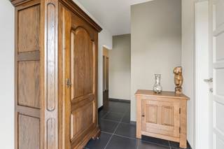 Instapklare 3-slpk woning met garage en volledige onderkeldering op een prachtig perceel van 1719 m². Steeds perfect onderhouden. EPC Label-E...