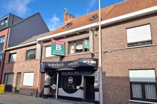 <span>Woning in Geel-centrum bestaande uit: leefruimte, berging, keuken, berging, badkamer met wastafel, toilet, ligbad en douche, nachthal en 3 slaapkamers.<br /><br />Verder beschikt te woning nog over een eventueel te gebruiken commerciële ruimte, een werkplaats en een kelder. </span><br /><br /><span>Centrale verwarming (aardgas) en ramen met dubbele beglazing en rolluiken aanwezig.</span><br /><br /><span>Huurprijs: € 980/m.</span><br /><br /><span>Contacteer ons kantoor voor meer info of een bezoek ter plaatse via 0471/605.314 of mail naar info@immo-b.be.</span>