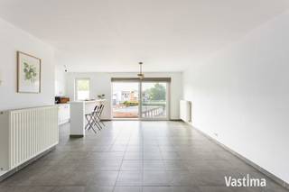 Bent u op zoek naar een instapklaar en verzorgd appartement op een centrale ligging in Aalst? Dan is dit appartement zeker een bezoek waard.<br /><br />EPC 91 kWh/m²jaar (Label A) / CV op aardgas / Dubbele beglazing / Elektriciteit conform / Lift aanwezig / Instapklaar en uitstekend onderhouden.<br /><br />Gelegen op de tweede verdieping van een verzorgd gebouw met lift, geniet u hier van alle comfort. Dankzij de gunstige ligging bevinden het bruisende stadscentrum, winkels, openbaar vervoer en het OLV Ziekenhuis zich op wandelafstand.<br /><br />Bij het binnenkomen wordt u verwelkomd in een lichtrijke leefruimte die naadloos overgaat in de moderne open keuken met aansluitende berging. De open indeling zorgt voor een ruimtelijk gevoel en maakt het appartement ideaal om gezellig te wonen en gasten te ontvangen.<br /><br />Verder beschikt het appartement over twee volwaardige slaapkamers, een verzorgde badkamer en een apart toilet. Ook een gemeenschappelijke fietsenberging is aanwezig.<br /><br />Het appartement verkeert in een uitstekende staat, waardoor u zonder zorgen meteen kunt verhuizen.<br /><br />Mogelijkheid tot aankoop van een afgesloten garagebox aan € 30.000.<br /><br />Op zoek naar een comfortabel, instapklaar appartement met lift op een uitstekende locatie? Maak dan snel een afspraak voor een bezoek.