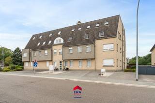 Op een uitstekende locatie in de Deliestraat, nabij het centrum van Balen bevindt zich dit verzorgde en lichtrijke <strong>2-slaapkamerappartement</strong>. Dankzij de <strong>instapklare</strong> <strong>staat</strong>, aangename <strong>lichtinval</strong> en <strong>praktische indeling</strong> geniet je hier meteen van een comfortabele woonomgeving. Tegelijkertijd geniet je in het appartement van de nodige rust en privacy.
<ul><li><strong>Indeling</strong>: Inkomhal, apart toilet, slaapkamer 1 met badkamer, berging/wasplaats, slaapkamer 2, woonkamer, bureau, keuken, terras, ondergrondse autostaanplaats</li></ul>
Troeven:
<ul><li>Zeer energiezuinig EPC: B</li><li>Gezellig terras</li><li>Instapklaar met veel lichtinval</li><li>Screens aan zuidkant en zonneluifel op het terras aanwezig </li><li>2 slaapkamers waarvan 1 met badkamer ensuite</li><li>Ingebouwde kasten </li><li>Ruime ondergrondse autostaanplaats</li><li>Centrale ligging in centrum van Balen </li><li>Bereikbaar via lift</li></ul>
Een ideaal appartement voor wie comfortabel en centraal wil wonen in Balen.