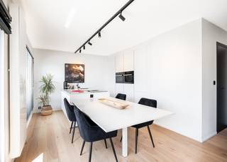 In het pittoreske Sint-Idesblad, in de residentie La Molière, stellen wij u dit magnifiek penthouse appartement met twee GROTE dakterrassen voor. Qua ligging kan het haast niet beter: het appartement bevindt zich op de Strandlaan van Sint-Idesbald, vlakbij alle winkels en detailhandels. Daarbovenop ligt de zee op enkele minuten stappen. Het luxepand onderging een TOTAALRENOVATIE met duurzame materialen.<br /><br />Het pand werd als volgt ingedeeld: Grote leefruimte met zithoek en eetplaats | volledig uitgeruste keuken | eerste GROTE (50m²) zonneterras | afzonderlijk toilet | eerste berging met voorziening voor wasmachine | eerste slaapkamer met ingemaakte kasten bijhorende badkamer ( inloopdouche, lavabo in meubel en 2de toilet) | tweede volwaardige slaapkamer met ingemaakte kasten en bijhorende badkamer ( inloopdouche en dubbele lavabo in meubel) | Beide slaapkamers hebben toegang tot het tweede GROTE (50m²) dakterras | tweede berging met voorziening voor wasmachine en droogkast.<br /><br />Er zijn twee private kelders aanwezig op de ondergrondse verdieping en een gemeenschappelijke fietsenberging. <br /><br />Op zoek naar een PRACHTIG woonappartement of tweede verblijf in Sint-Idesbald? Zoek niet verder: dit appartement kan het uwe worden!