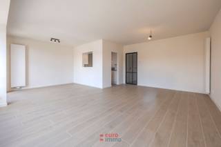 <p>Stijlvol appartement met 2 slaapkamers te huur in het hart van Nieuwpoort. Gelegen aan de Albert I Laan in het charmante Nieuwpoort, ter hoogte van de Barkentijn, biedt dit appartement met twee slaapkamers een ideale combinatie van comfort en functionaliteit. Alle ruimtes zijn volledige vernieuwd en afgewerkt tot in de puntjes. Tevens beschikt het appartement over een kelder, wat extra opslagruimte biedt voor uw spullen. <br />75 EUR voorschot op de syndicuskosten.<br />EPC = 126</p>