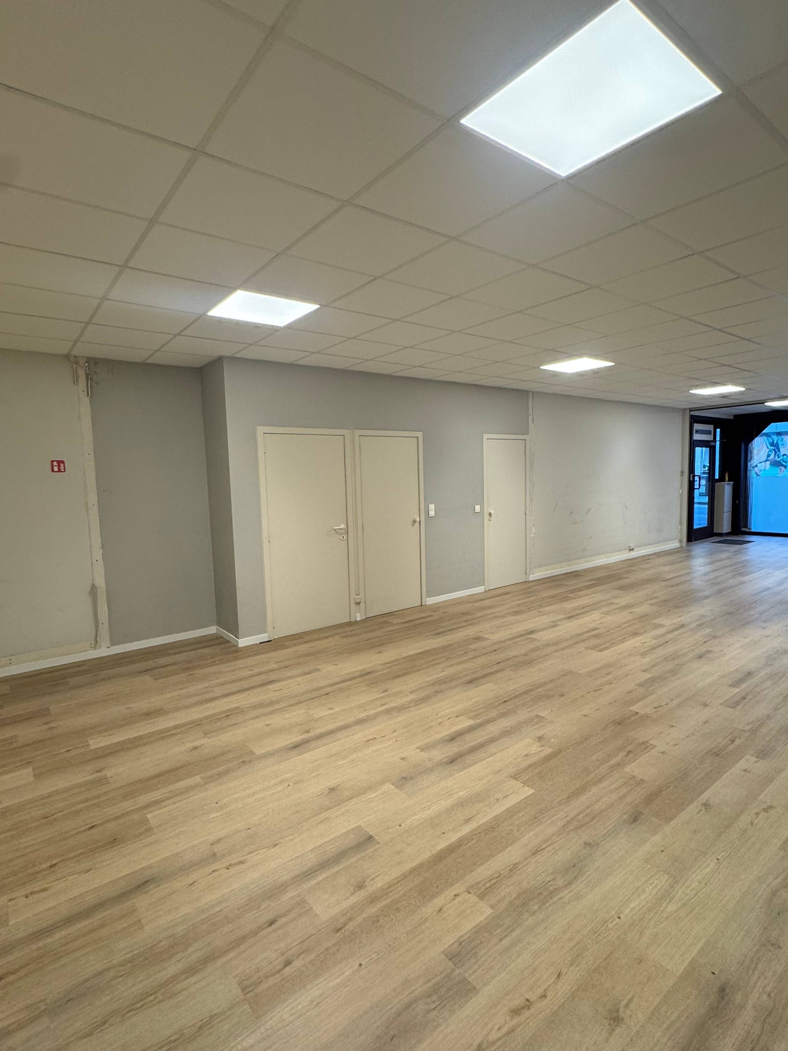 Gelijkvloerse kantoor- of handelsruimte te koop in Waregem - foto 4