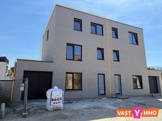 <p><span>Moderne nieuwbouwwoning met 4 slaapkamers, garage en tuin nabij Eksterlaar. </span></p><p><span>Deze moderne nieuwbouwwoning bevindt zich vlakbij de nieuwe woonwijk Eksterlaar, in een aangename en groene omgeving op korte afstand van Antwerpen. Hier woon je heerlijk rustig en toch dichtbij alles wat de stad te bieden heeft. Voor ontspanning en recreatie liggen verschillende mooie parken in de buurt, waaronder het Rivierenhof, Boekenbergpark, de Bremweide en park Grote Schijn. Dankzij de uitstekende bereikbaarheid en de vlotte verbindingen naar Antwerpen en omliggende gemeenten ben je bovendien snel op je bestemming. </span></p><p><span> </span></p><p><span>Indeling</span></p><p><span> </span></p><p><span>Gelijkvloers</span></p><p><span>Via de inkomhal, met gastentoilet, kom je in de ruime leefruimte van 42 m². Hier is plaats voor een gezellige zithoek, eethoek en een mooie open keuken. Aansluitend aan de keuken bevindt zich een praktische berging.</span></p><p><span> </span></p><p><span>Eerste verdieping</span></p><p><span>De trap in de leefruimte leidt naar de ruime nachthal. Op deze verdieping bevinden zich 2 ruime slaapkamers (10 m² en 19 m²), een badkamer (9 m²), een apart toilet en een extra berging.</span></p><p><span> </span></p><p><span>Tweede verdieping</span></p><p><span>Ook de tweede verdieping beschikt over 2 ruime slaapkamers (10 m² en 19 m²). Daarnaast vind je hier een technische ruimte/wasplaats (9 m²) en een douchekamer van 4 m². Dankzij de dakkoepel geniet deze nachthal van aangenaam, natuurlijk daglicht.</span></p><p><span> </span></p><p><span>Garage</span></p><p><span>De garage (16 m²) biedt extra bergruimte en is direct bereikbaar vanuit de woning. De garage beschikt over een automatische sectionaalpoort en een aparte buitendeur die toegang geeft tot de tuin/terras.</span></p><p><span> </span></p><p><span>Extra </span></p><p><span>Zonnepanelen - Regenwaterput van 5.000 liter - Screens en rolluiken - Aangelegd terras - Omheinde tuin. </span></p><p><span>De woning wordt verder afgewerkt, maar aangeboden exclusief keuken- en badkamermeubels. Zo krijg je de mogelijkheid om deze ruimtes volledig naar eigen smaak en wensen in te richten.</span></p><p><span>Prijs exclusief 21% btw.</span></p><p><span> </span></p>
