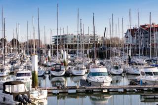 Bent u op zoek naar een unieke kans om uw professionele dromen waar te maken? Dit pand met een oppervlakte van maar liefst 203 m² wordt casco aangeboden, wat u de vrijheid geeft om uw eigen invulling te geven.<br />Gelegen midden in het hart van Nieuwpoort, een bruisende omgeving met een uitstekende zichtbaarheid, parkeermogelijkheid voor de deur en voetgangerspassage met een wandelpromenade tot aan de Zeedijk. <br /><br />De vermelde prijs is een richtprijs, elk bod hoger of lager dan deze prijs wordt voorgelegd aan de eigenaar die zich het recht voorbehoudt om dit te aanvaarden of te weigeren.<br /><br />Bent u geïnteresseerd? Neem vandaag nog contact met ons op om een afspraak in te plannen.