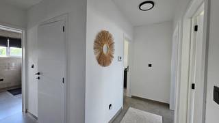 Deze recente en energiezuinige woning is rustig gelegen in Vucht.Bij binnenkomst bevindt u zich in een ruime inkomhal met een apart gastentoilet en...