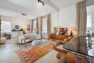<p>Idéalement située à Rhode-Saint-Genèse, à proximité immédiate de la gare de De Hoek et de toutes les commodités, cette magnifique maison de ±253 m², entièrement rénovée en 2022, séduit par ses beaux volumes, sa luminosité et son confort. Dès l’entrée, vous découvrirez un vaste hall avec vestiaire et toilette séparée, ainsi qu’un bureau idéal pour le télétravail. Le rez-de-chaussée se compose également d’un superbe séjour avec salle à manger d’environ ±40 m², agrémenté d’un feu ouvert, et d’une cuisine super équipée donnant accès à un agréable petit jardin orienté Sud-Est. Au premier étage, le hall de nuit dessert trois chambres de ±17 m², ±11,5 m² et ±9,6 m², une salle de bains et un espace buanderie. Le dernier étage est entièrement consacré à une magnifique suite parentale de 58 m² disposant de sa salle de bains privative. La maison bénéficie également d’une cave et d’une chaudière au gaz. PEB D – 319 kWh/m²/an. Electricité conforme. Disponibilité à l’acte. Une maison spacieuse, chaleureuse et parfaitement située, idéale pour une famille à la recherche de confort, de beaux volumes et d’une excellente accessibilité.</p>
<p></p>
<p><strong>Rez-de-chaussée :</strong></p>
<ul>
<li>Hall d’entrée avec vestiaire et toilette séparée</li>
<li>Séjour de ±40 m² avec feu ouvert</li>
<li>Cuisine super équipée de ±17 m² avec accès à la terrasse et au jardin orienté Sud-Est</li>
</ul>
<p></p>
<p><strong>Premier étage :</strong></p>
<ul>
<li>3 chambres de ±17 m², ±11,5 m² et ±9,6 m²</li>
<li>Salle de bains</li>
<li>Espace buanderie</li>
</ul>
<p><strong>Deuxième étage :</strong></p>
<ul>
<li>Suite parentale de ±58 m² avec baignoire et douche</li>
</ul>
<p><strong>Sous-sol :</strong></p>
<ul>
<li>Cave</li>
</ul>
<p></p>
<p>Chaudière au gaz - PEB: D - 319 kWh</p>
<p></p>