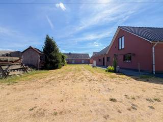 UITERST RUIME EN VEELZIJDIGE OPEN BEBOUWING, bestaande uit 2 AFZONDERLIJKE WONINGEN op een VLOT BEREIKBARE LOCATIE TE GAVERE. Deze bijzondere eigendom biedt TAL VAN MOGELIJKHEDEN voor wie op zoek is naar ruimte voor MEERDERE GENERATIES OF GEZINNEN ONDER ÉÉN DAK. Mits RENOVATIE kan het geheel uitgroeien tot een IDEALE KANGOEROEWONING of uitzonderlijk ruime thuis voor een GROOT GEZIN. Beide woongedeeltes beschikken over een EIGEN INDELING EN VOORZIENINGEN en worden met elkaar verbonden door een DUBBELE INPANDIGE GARAGE. De combinatie van TWEE WOONVOLUMES, MEERDERE SLAAPKAMERS en 2 RUIME ZOLDERS met UITBREIDINGSMOGELIJKHEDEN maakt dit een eigendom met bijzonder VEEL POTENTIEEL.<br />De indeling van de linkse woning gaat als volgt: via de inkomhal heeft u toegang tot de lichtrijke woonkamer. Aansluitend bevinden zich de keuken, een praktische berging en wasplaats. Verder beschikt het gelijkvloers over een slaapkamer en een badkamer, waardoor gelijkvloers wonen tot de mogelijkheden behoort. Op de verdieping bevinden zich 2 bijkomende slaapkamers en een 2de badkamer. Aanpalend vindt u een ruime zolder, die bijkomende mogelijkheden biedt voor het creëren van extra slaapkamers, hobby- of bureauruimte.<br />Via de dubbele inpandige garage bereikt u de rechtse woning. Hier geeft de inkomhal toegang tot de woonkamer en de ingerichte keuken. Verder beschikt deze woning over een berging, wasplaats, apart toilet, een 2de inkom aan de achterzijde en 2 gelijkvloerse slaapkamers met een badkamer. Via een valtrap bereikt u ook hier een ruime zolderverdieping met uitbreidingsmogelijkheden.<br /><br />Adres: Veldstraat 127-129 te Gavere<br /><br />EPC: 438kWh/m²; G-score en P-score A; Renovatieverplichting van toepassing; Bestuursmaatregelen in het maatregelenregister: Neen; Beschikbaar bij akte